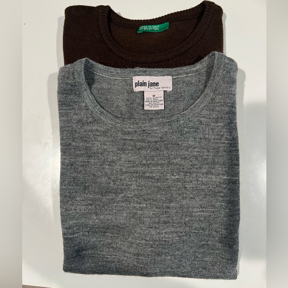 2 Woman Short Sleeve Crewneck Sweaters in Gray and Brown size M